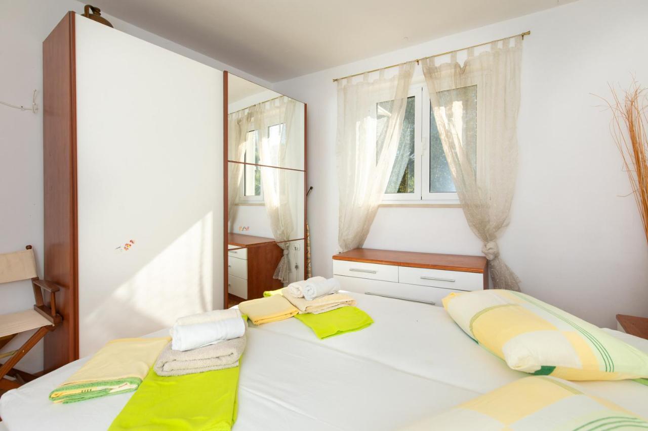 Apartment Portapisana Just 50M From The Beach Крк Екстер'єр фото